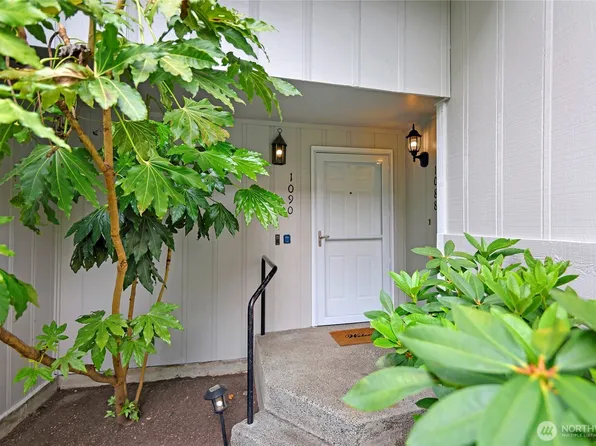 1090 Ihland Place NE, Bainbridge Island, WA 98110
