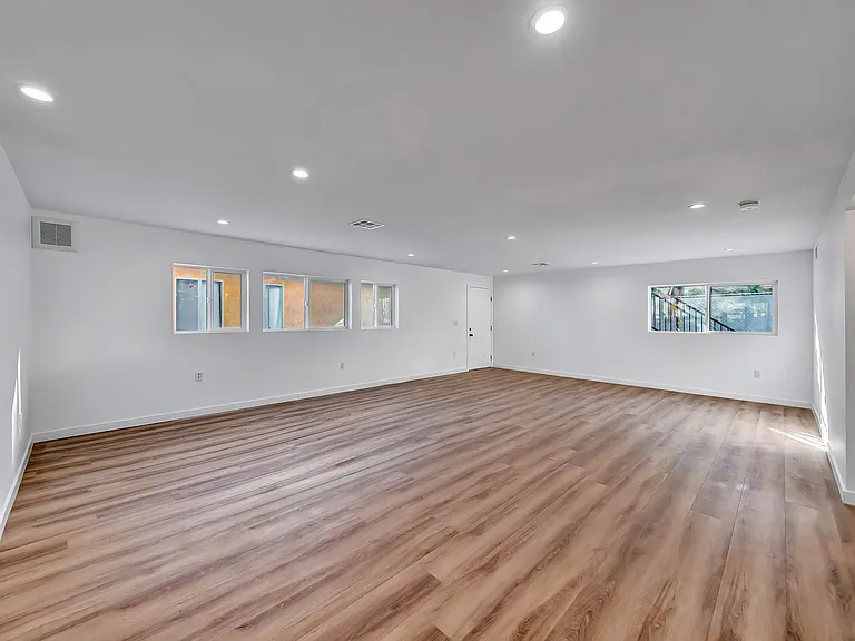 11845 Hamlin St — Photo 30