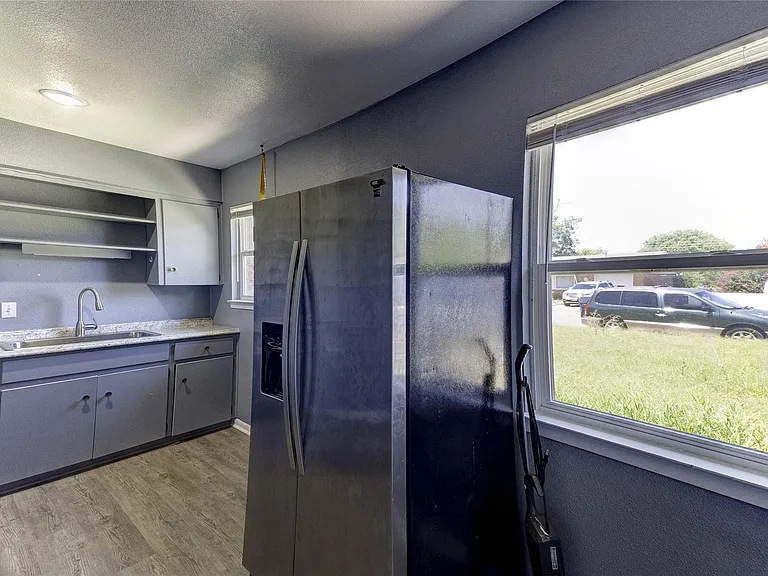1415 Phoenix Dr — Photo 5