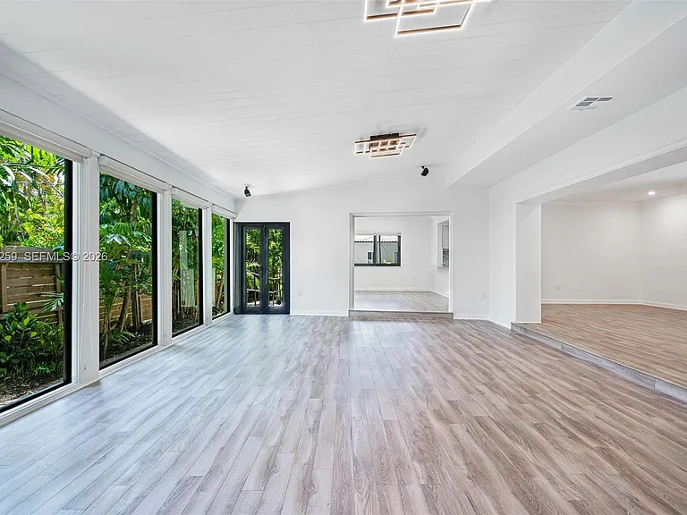 7810 Beachview Dr — Photo 38