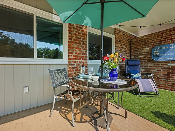 Dine Al Fresco! Beautiful evenings watching the Moon Rise off deck