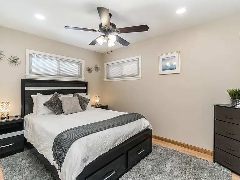 E Berkley Ln — Photo 15
