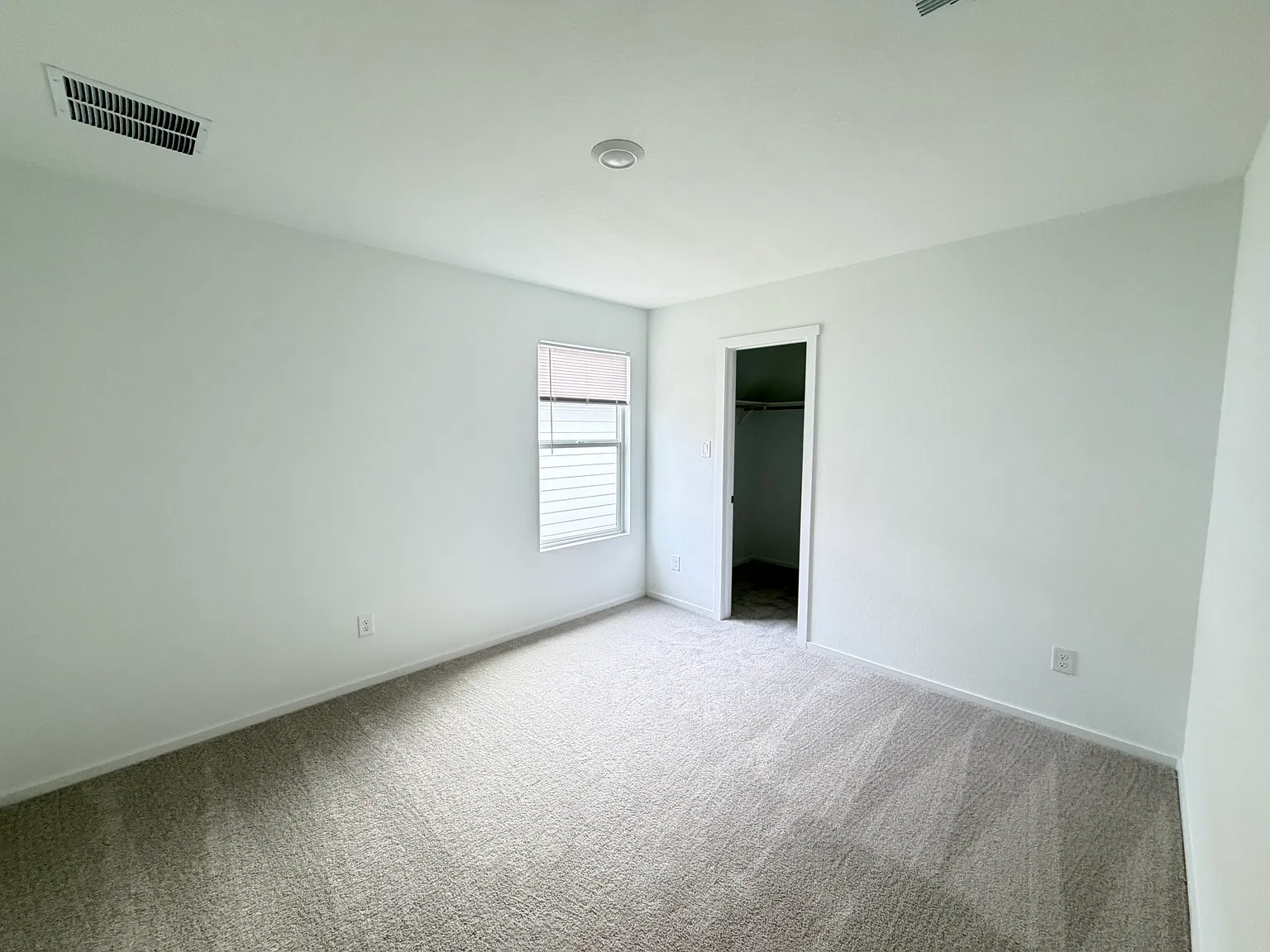4 bed, 1985 sqft, $1,950 — Photo 4