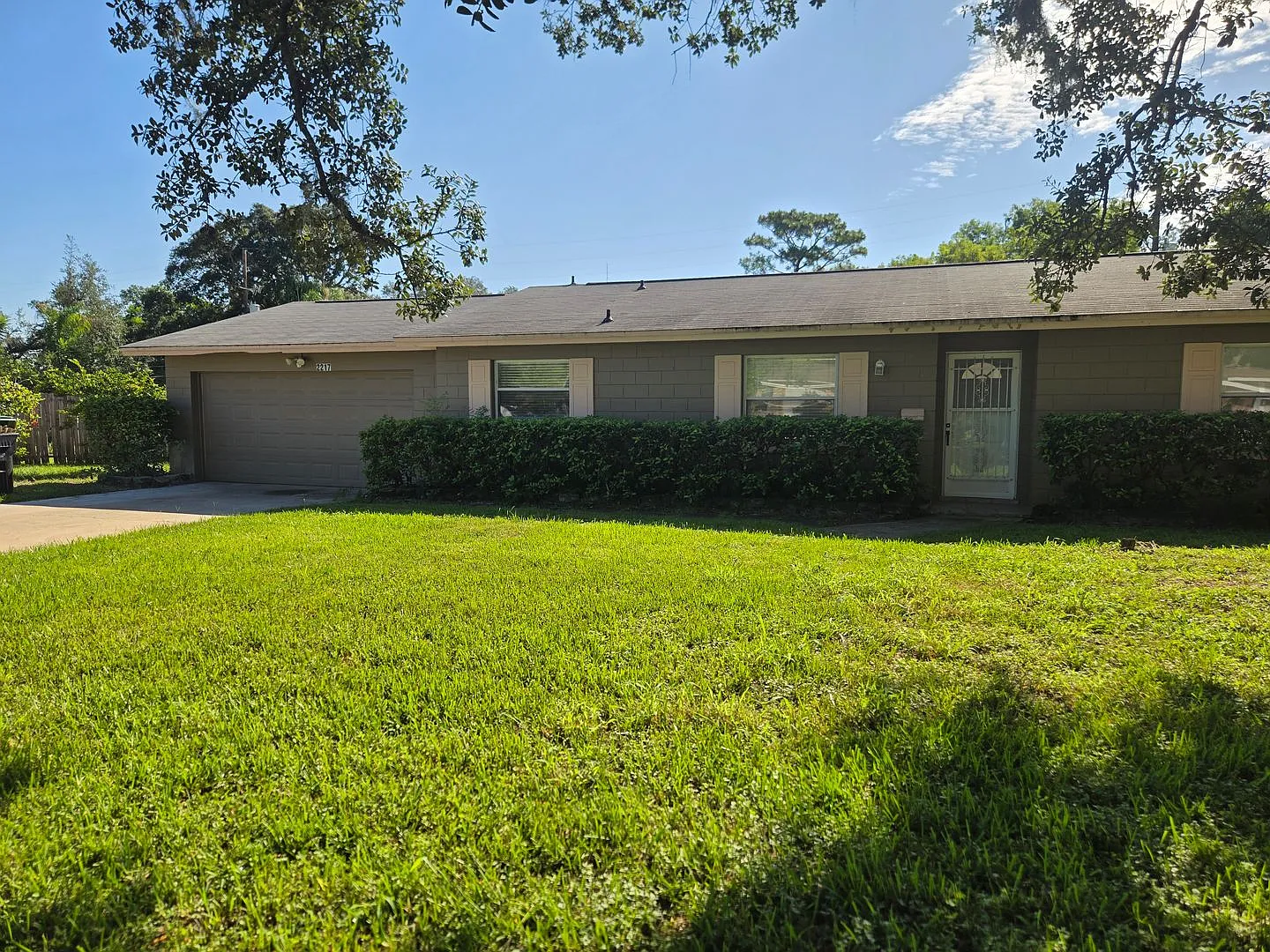 3 Bedroom To 2 Bath Spacious Home With Oversized Garage — Photo 3