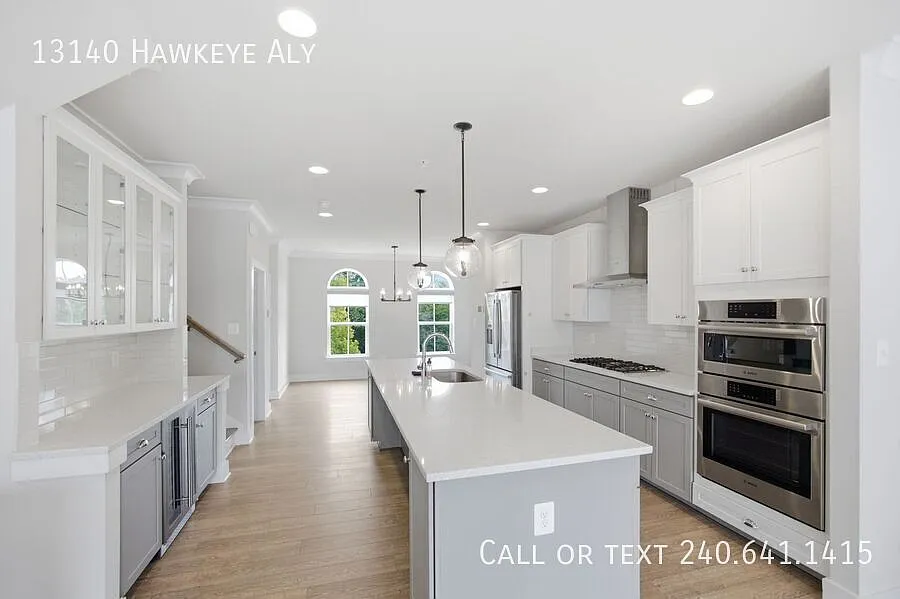 Lovely 3 BR/2 Full BA & 2 Half BA Clarksburg! — Photo 2