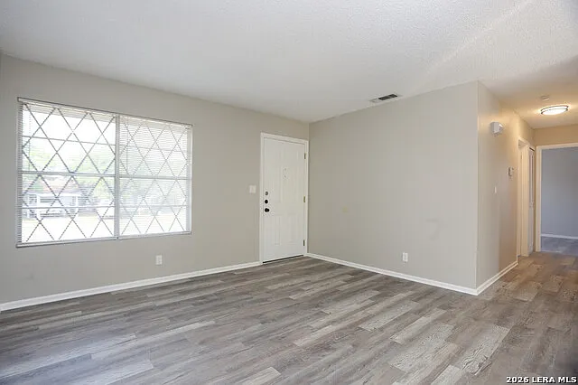 3 bed, 1.0 bath, 876 sqft, $1,450 — Photo 4