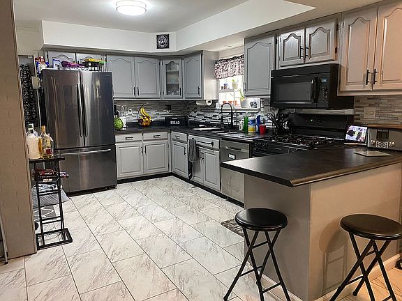 3rd image of 1015 Green St