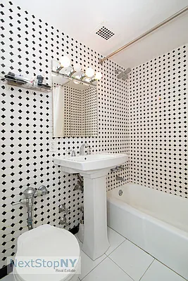 Rented by NextStopNY | media 16
