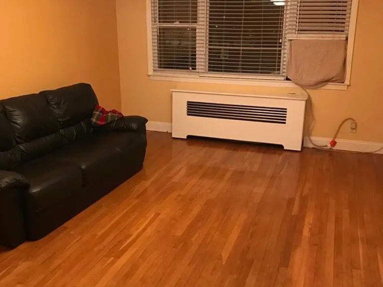 1421 Pelham Pkwy N #2 — Photo 2