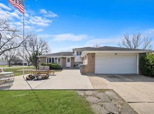 609 Chippewa Ln, Darien, IL 60561
