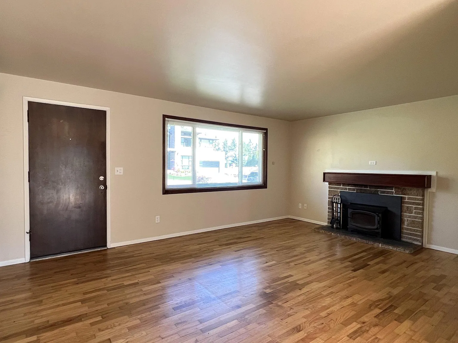 3 bed, 1080 sqft, $3,250 — Photo 2