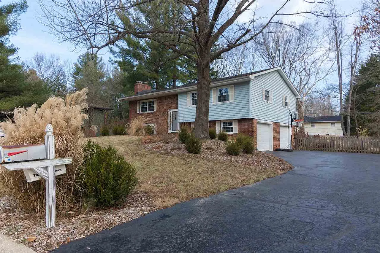 2209 E Wimbleton Ln photo 1