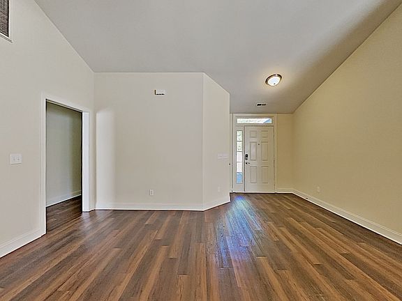 4th image of 2420 Laura Dr