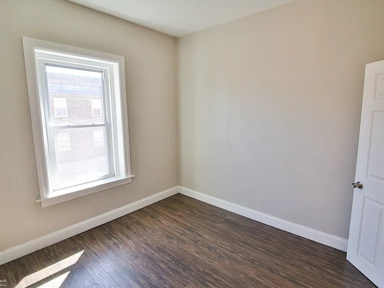 9th 302-304 N — Photo 11