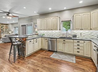 607 E 16th St, Pella, IA 50219