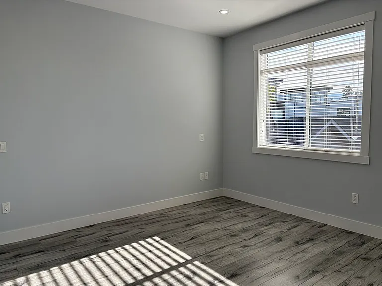 1025 Stockwell Ave #3 — Photo 13
