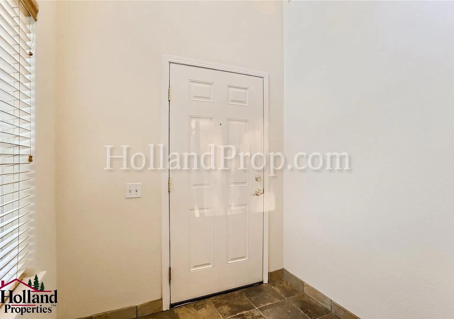 Beautiful 3-Level Hillsboro Townhouse! — Photo 4