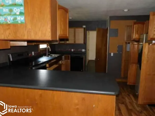 910 S 15th St, Centerville, IA 52544