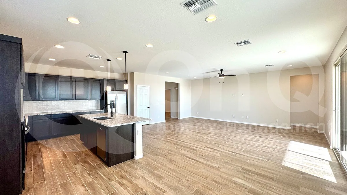 4 bed, 3.0 bath, 2349 sqft, $2,499 — Photo 4