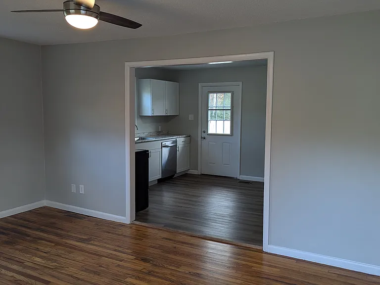 218 S Moss Ave — Photo 5