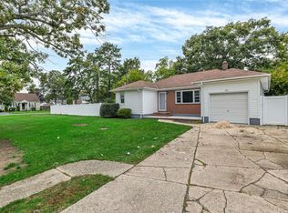 39 Montauk Dr, Bay Shore, NY 11706