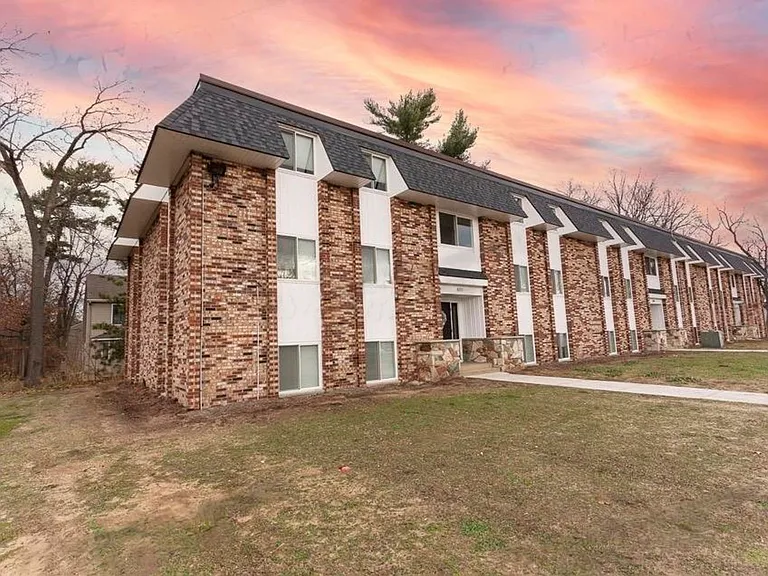 Royal Oak Apartments — Photo 1