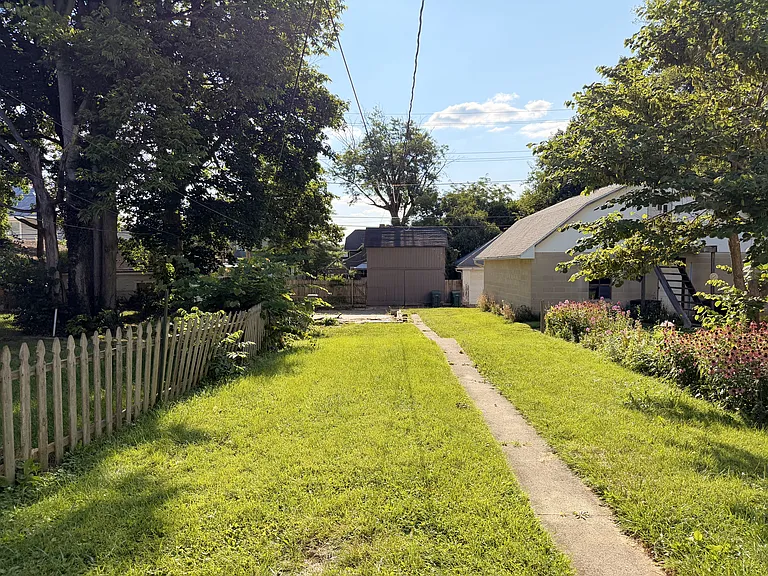 Well-maintained Double with Small Yard — Photo 8