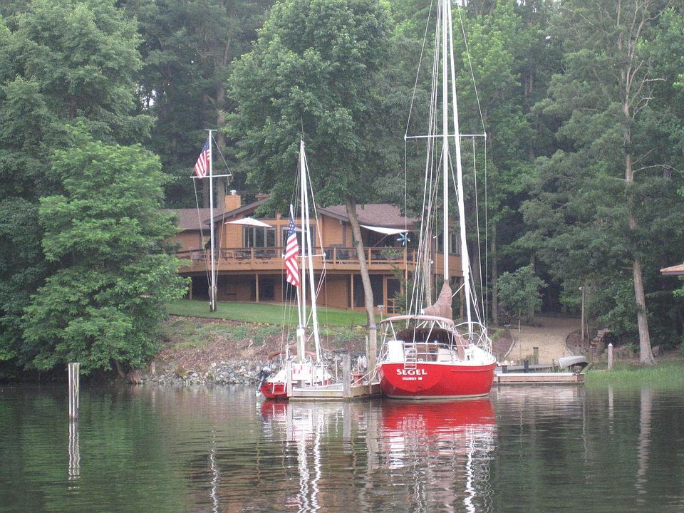 Floating dock in protected cove with deep water & charterboats