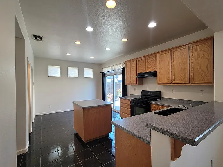 415 Zinnia Ct — Photo 17