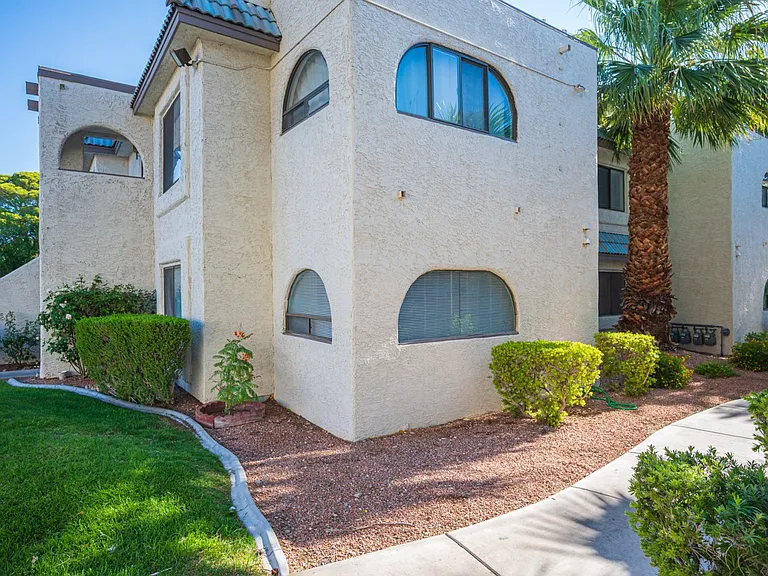 1406 Santa Margarita St #B — Photo 4