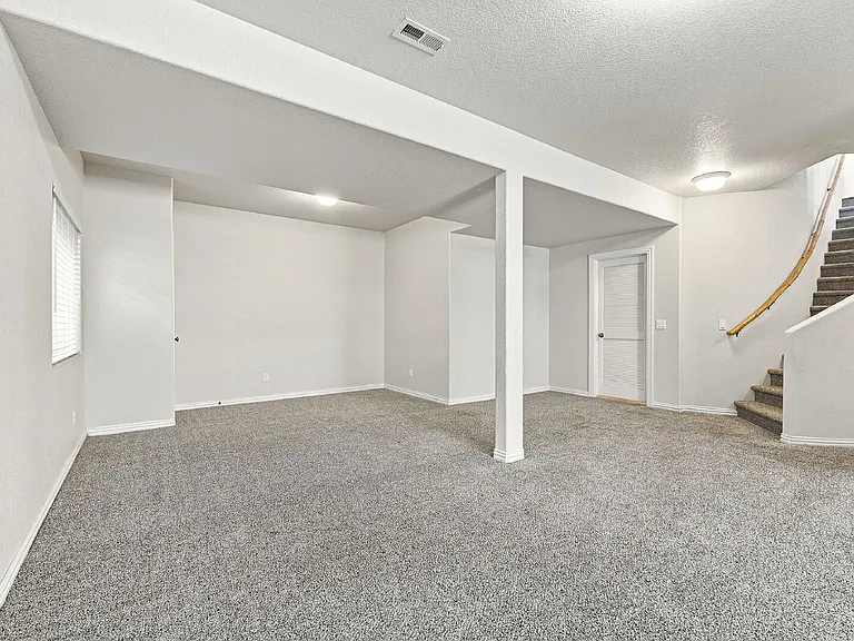 2425 Vanreen Dr — Photo 44
