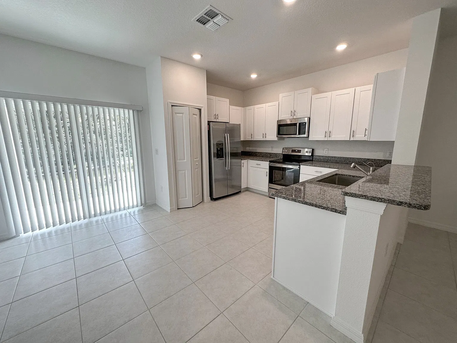 3 bed, 2.5 bath, 1634 sqft, $1,895 — Photo 4