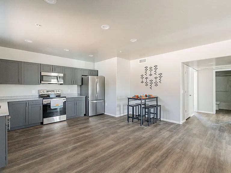 Bellevue Apartments — Photo 10