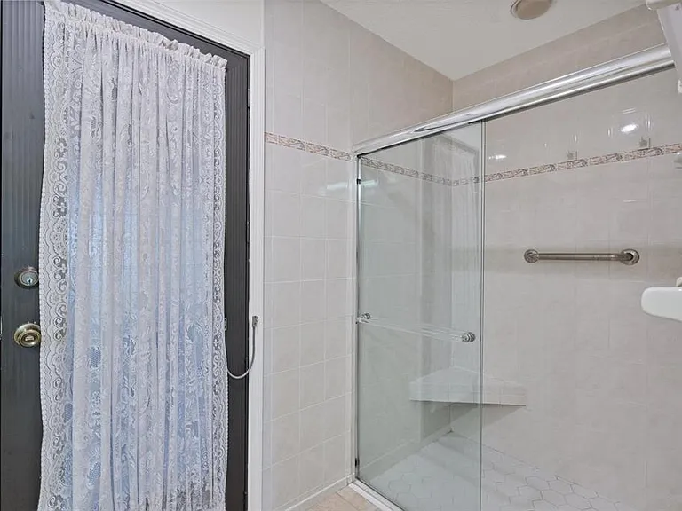 190 N Oxford Dr — Photo 13