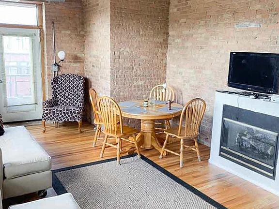 3rd image of 1900 S Clark St Suite 100