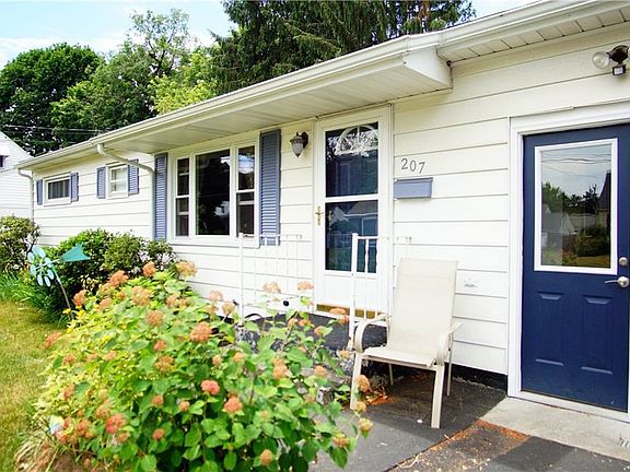 3rd image of 207 Carlton Dr