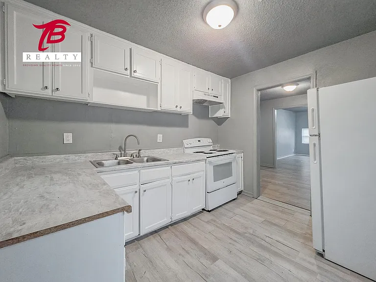 2320 NE 20th St — Photo 9
