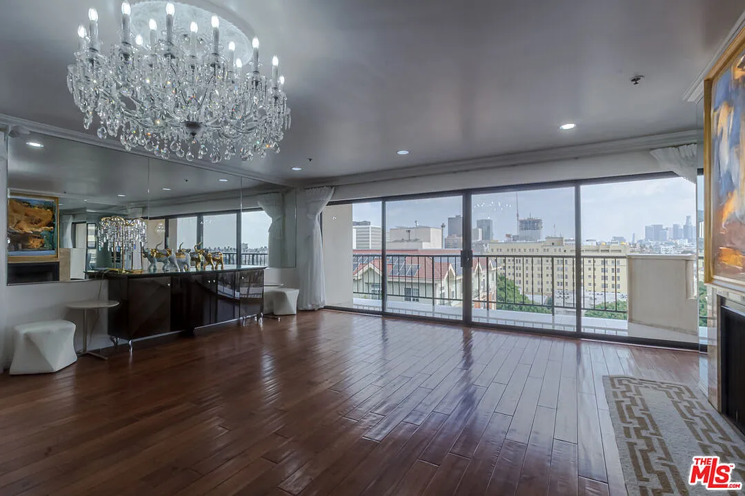 3 bed, 3.0 bath, 2557 sqft, $5,300 — Photo 3
