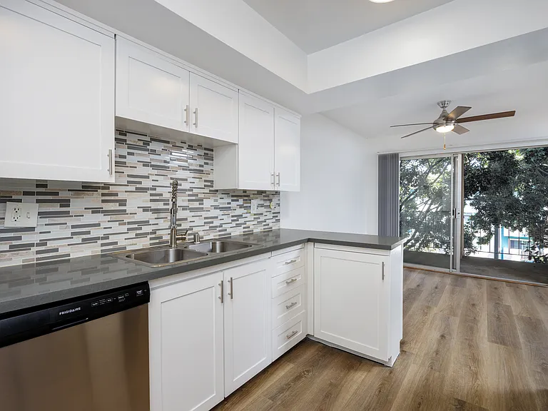 Euclid Place Apartments — Photo 18