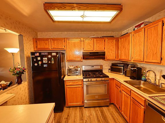 4th image of 83 Leeward Ct #83