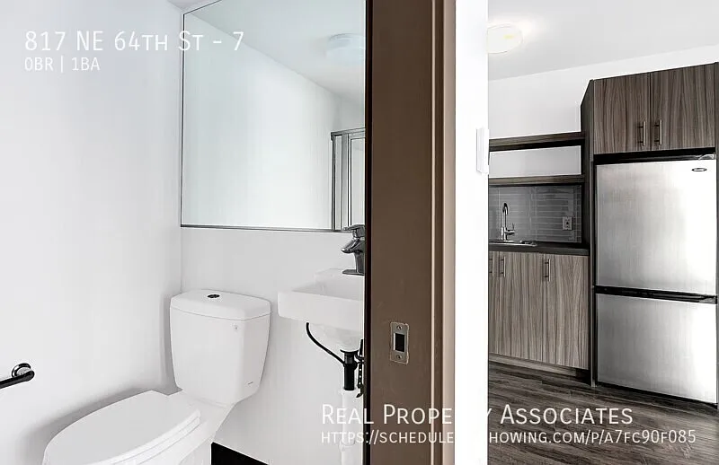 Affordable studio near Greenlake & Roosevelt Light rail — Photo 3