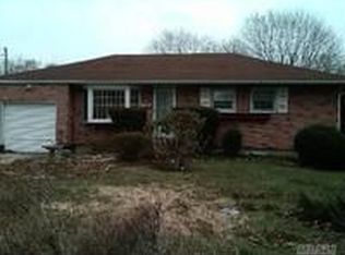 43 Locust Ave, Oakdale, NY 11769