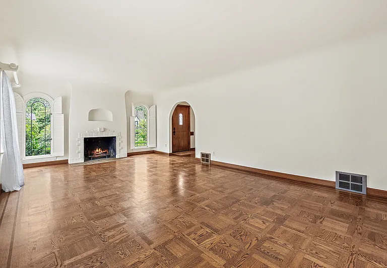 4208 51st Ave NE — Photo 3