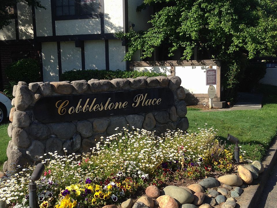 200 Wales-Entrance to Cobblestone