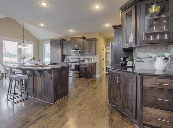 3rd image of 12542 Walnut Ct