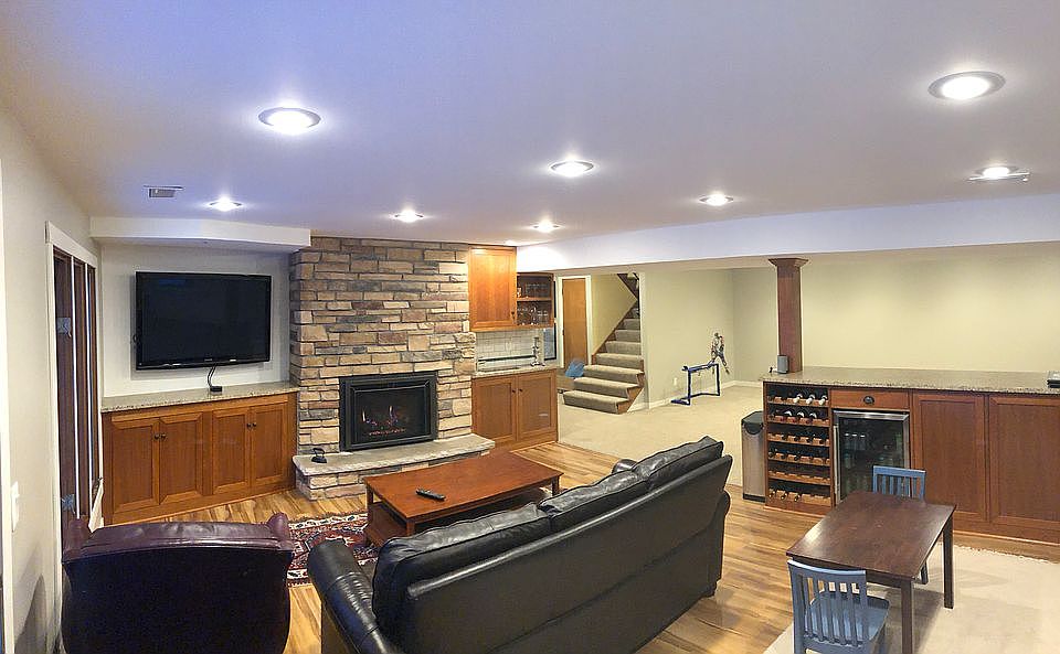 Lower level entertainment rm