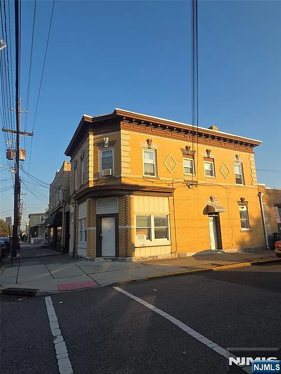 3 bed, 1.0 bath, $2,550 — Photo 1