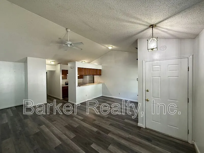 3 bed, 2.0 bath, 1172 sqft, $1,700 — Photo 2