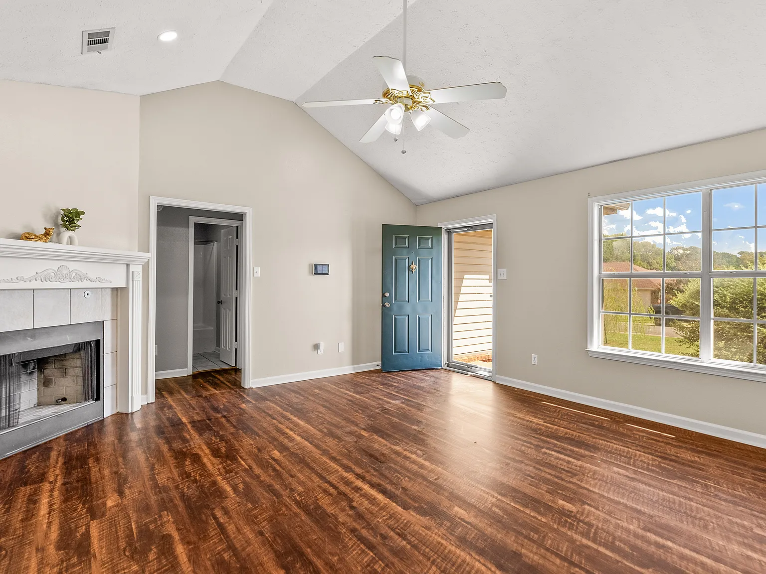 3 bed, 1348 sqft, $1,600 — Photo 2