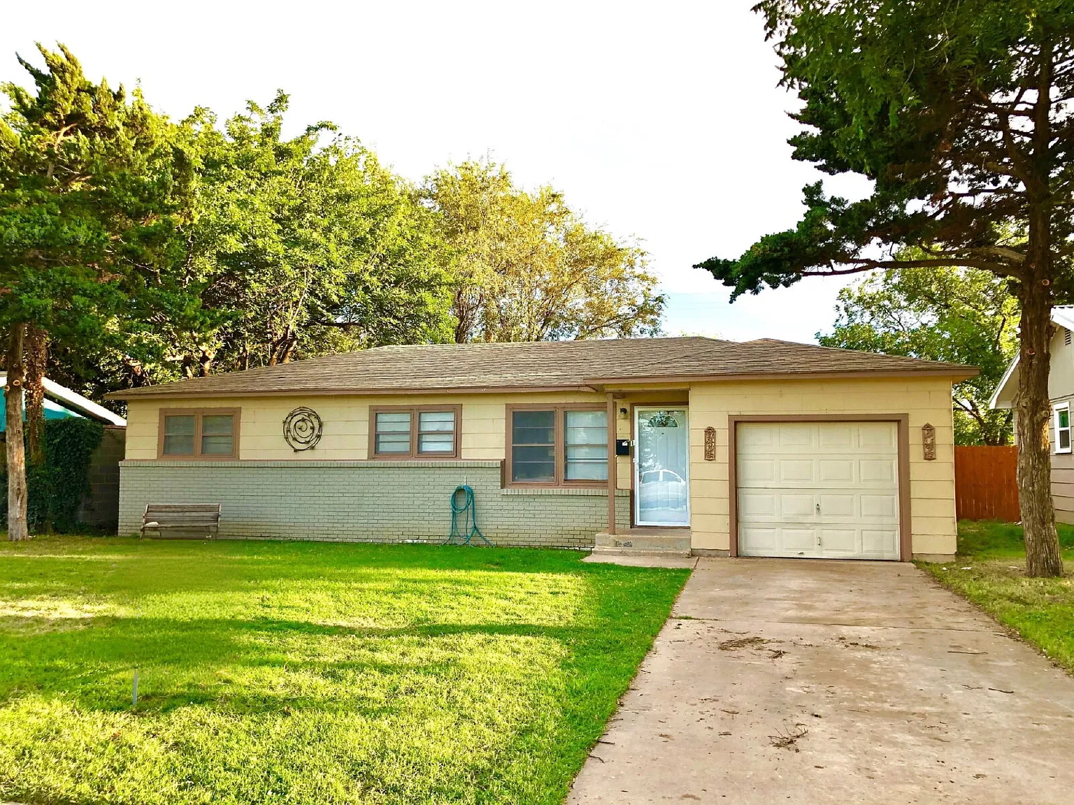 3 bed, 1.0 bath, 1066 sqft, $1,250 — Photo 1